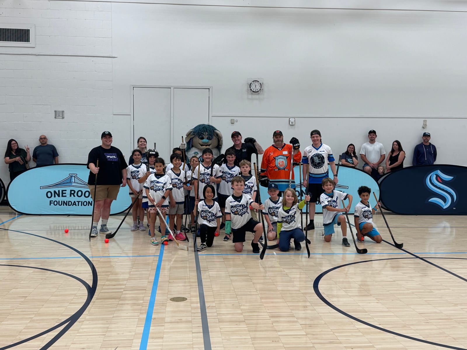 Emerald City Ball Hockey players and families together as a team